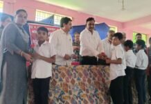 शिक्षक वडिलांच्या स्मृतींना अनोखी मानवंदना; 350 जणांना पेनची भेट