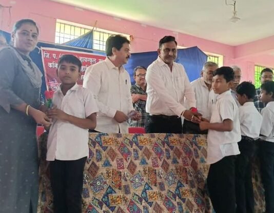 शिक्षक वडिलांच्या स्मृतींना अनोखी मानवंदना; 350 जणांना पेनची भेट