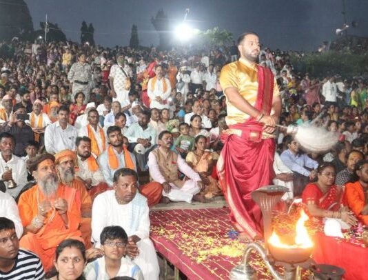 विदर्भाच्या काशीत वैनगंगेच्या तिरी हजारोंच्या उपस्थितीत महाआरती