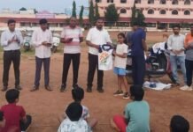 न.प.सभापती भरडकर यांनी बॅाल बॅडमिंटनपटूंना वाटले टी-शर्ट