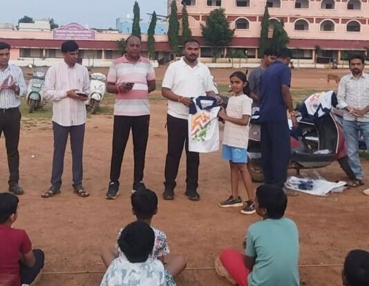 न.प.सभापती भरडकर यांनी बॅाल बॅडमिंटनपटूंना वाटले टी-शर्ट