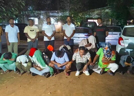 22 कारमधून आलेल्या जुगाऱ्यांकडे सापडले फक्त 75 हजार रुपये !