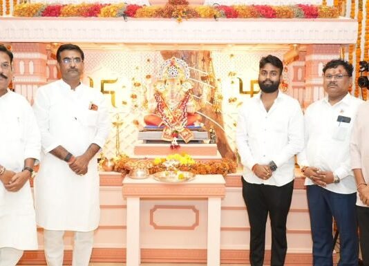 जिल्ह्यातील नेतेमंडळींनी घेतले ‘वर्षा’ बंगल्यावर गणरायाचे दर्शन