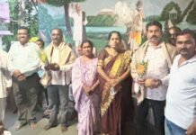 पोलीस विभागात निवड झालेल्या समीर व तेजसच्या पालकांचा सन्मान