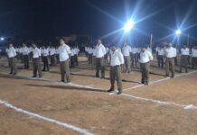 संघाच्या विजयादशमी उत्सवात स्वयंसेवकांची विविध प्रात्यक्षिके