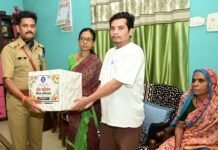 शहीदांच्या घरी भेट देत अधिकाऱ्यांनी वाहिली पोलीस जवानांना आदरांजली