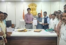 आष्टीच्या अप्पर तहसील कार्यालयासाठी मा.खा.नेते यांच्या नेतृत्वात निवेदन