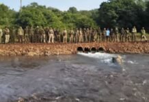 अतिदुर्गम बिनागुंडात श्रमदानातून उभा झाला 60 मीटर लांब पूल